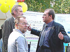 Prominenter Gast: Stadtrat Hanke (rechts) im Gespräch mit Lehrern der Schule