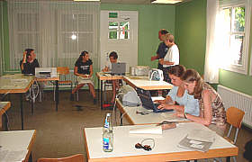 Im Computerzentrum werden die Leistungsbögen ausgewertet und Urkunden gedruckt.