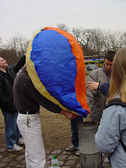 Ein Heiluftballon wird auf den Aufstieg vorbereitet