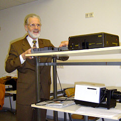 Herr Klöck zeigt Dias aus China (2.3.2004)