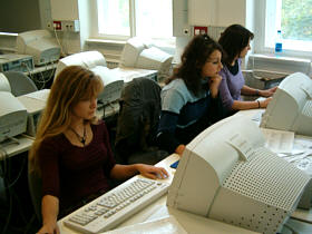 Valeria, Anusche und Marija am Computer