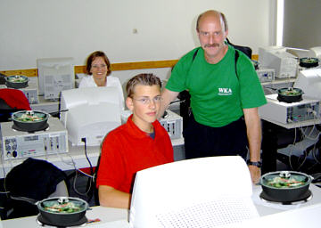 ITG-Lehrer und Schüler im neuen Kochkabinett