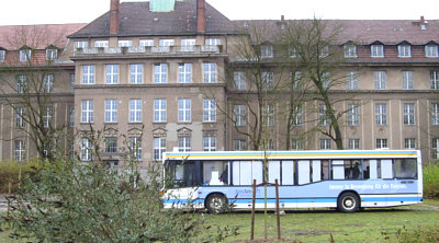 Der Ausstellungsbus auf dem Schulhof