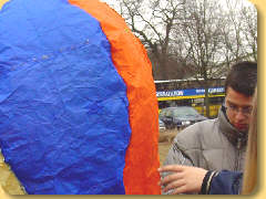 Demonstration eines Heiluftballon-Fluges auf dem Schulhof
