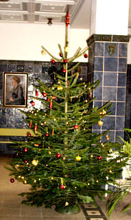 Weihnachtsbaum im Foyer der LBO