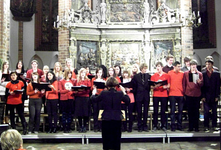 Der Ensemble-Chor, der unter der Leitung von Frau Zwiener drei Weihnachtslieder sang.
