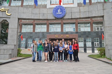 Gruppenfoto unter dem Eingangsbogen der Austauschschule